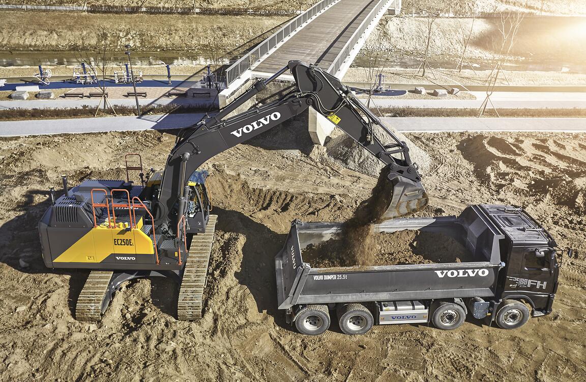 Volvo grävmaskin och dumper i arbete på anläggning